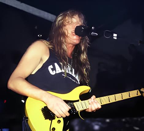 andytimmons_ota's tweet image. 1991年 Danger Danger 時代の貴重なアンディのライブ写真。
この1枚でしかみたことありませんが、持ってるギターはパシフィカ!?