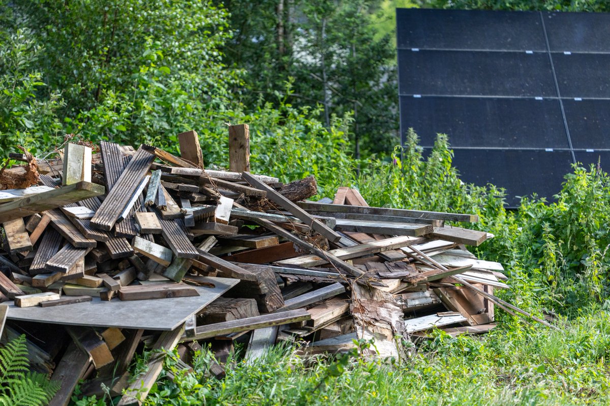 DyfiOspreys's tweet image. Bore da
This is what remains of the old tower hide where it all started.
You can guess the next bit.... We'll repurpose much of this timber and incorporate it into the new Photographic Hide.
There's some nice timber in this pile - it just needs some TLC 🏴❤️🏴❤️