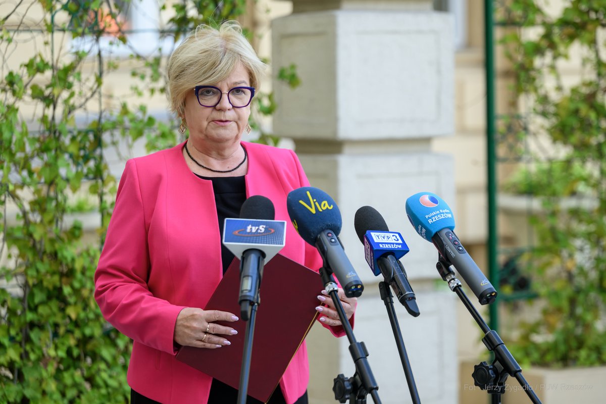 TKH_Teresa's tweet photo. 🎙️ Konferencja prasowa – #SeniorPlus 2025 i #AktywnyMaluch!

👵Ponad 4,2 mln zł wsparcia dla samorządów na domy seniora!
📄 61 umów w ramach #Senior+
💰 3,4 mln zł na działające placówki
💰 824 tys. zł na nowe inwestycje

👶 #AktywnyMaluch – więcej miejsc opieki dla najmłodszych! https://t.co/bZrtOHWNHh