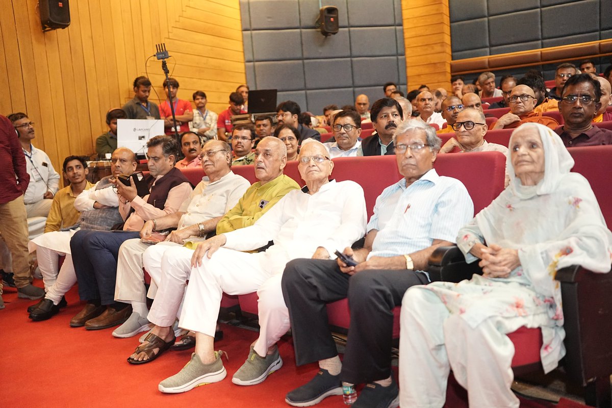 spmrfoundation's tweet photo. माननीय गृह मंत्री श्री @AmitShah जी ने ‘आपातकाल के 50 साल’ स्मरणोत्सव में सशक्त विचार रखें। उन्होंने रेखांकित किया कि आपातकाल लोकतंत्र पर एक सुनियोजित हमला था, जिसमें स्वतंत्र आवाजें दबाई गईं और संवैधानिक सुरक्षा उपायों को कुचला गया। उन्होंने प्रत्येक भारतीय से आपातकाल से सीख लेने और किसी भी प्रकार की तानाशाही के खिलाफ लोकतांत्रिक संस्थाओं की दृढ़ता से रक्षा करने का आह्वान किया।  

#Emergency1975 #Emergency50Years #SPMRF #DemocracyUnderSiege #NeverForget