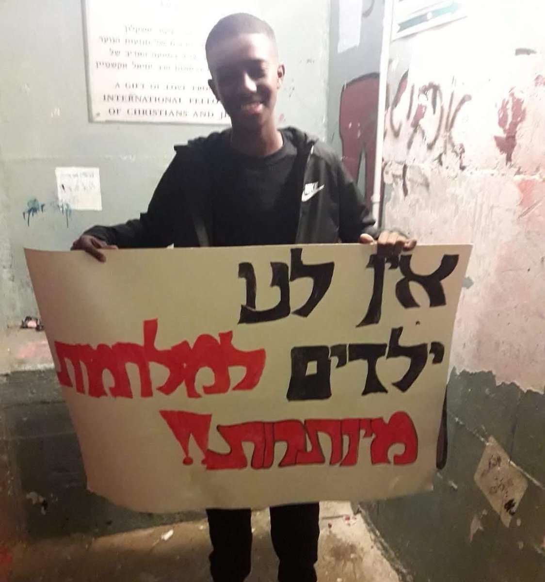 זה סמל שחר מנואב, לוחם ההנדסה הקרבית שנהרג אתמול בחאן יונס.
אלה הילדים שאנחנו מקריבים במלחמה המיותרת והמשיחית בעזה.
יהי זכרו שלום 🕊️