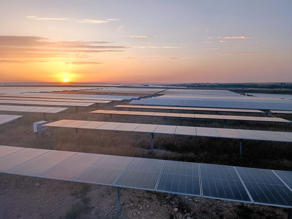 iasolrenovables's tweet photo. ✨Mirad qué amanecer tan bonito hemos tenido hoy entre los paneles solares del PV Pradillos 15,6 MWp⚡ en la localidad de #Pedrola #Zaragoza

Así se ve el cambio: silencioso, constante y brillante desde el primer instante del día. 🌍 https://t.co/qzjG3ngXgM