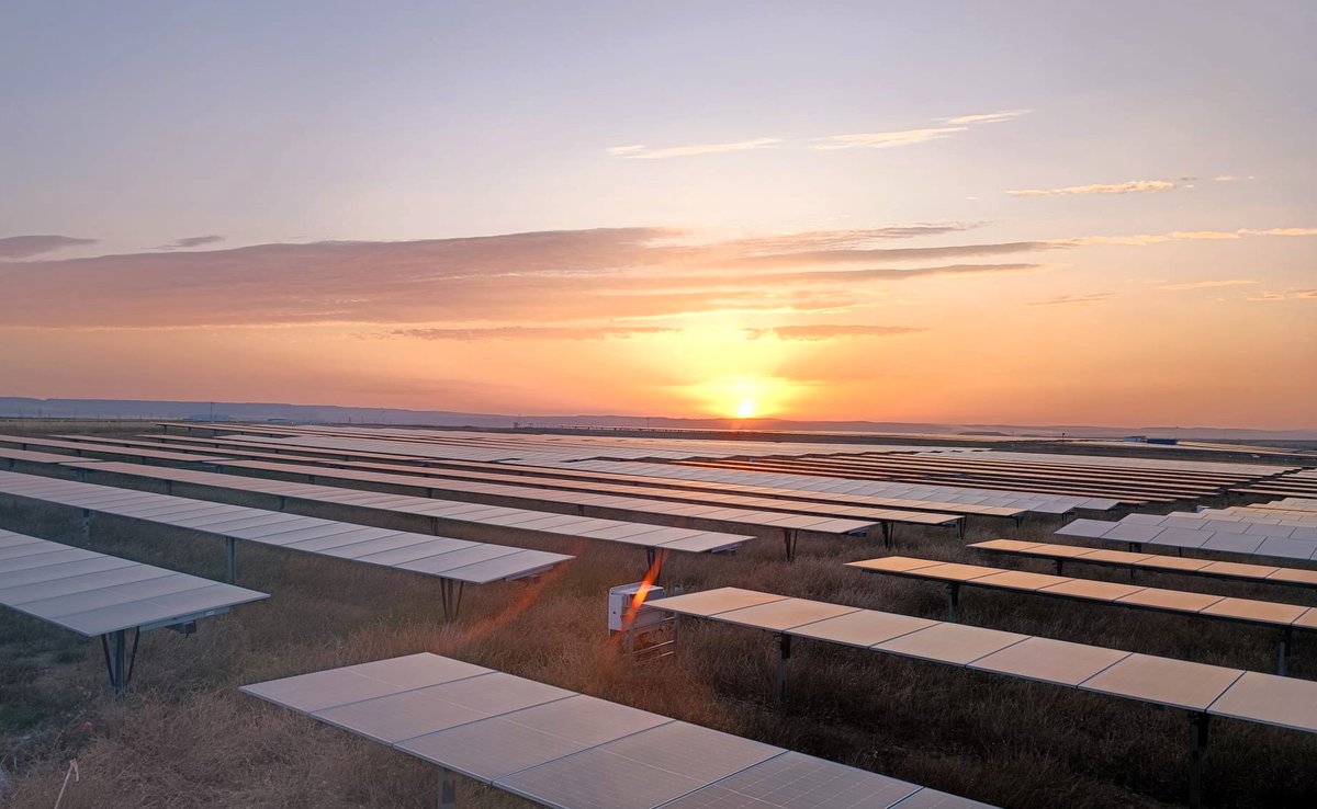 iasolrenovables's tweet photo. ✨Mirad qué amanecer tan bonito hemos tenido hoy entre los paneles solares del PV Pradillos 15,6 MWp⚡ en la localidad de #Pedrola #Zaragoza

Así se ve el cambio: silencioso, constante y brillante desde el primer instante del día. 🌍 https://t.co/qzjG3ngXgM