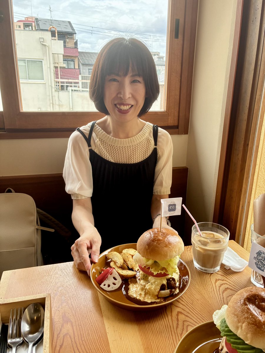 yasukoimamura15's tweet photo. #EaCafe #イアーカフェ #カフェ #ハンバーガー #人気店 #一軒家 #クラフトビール
#誕生日月間 #同級生 #ランチ #アボカド https://t.co/NlgGrBjsY5