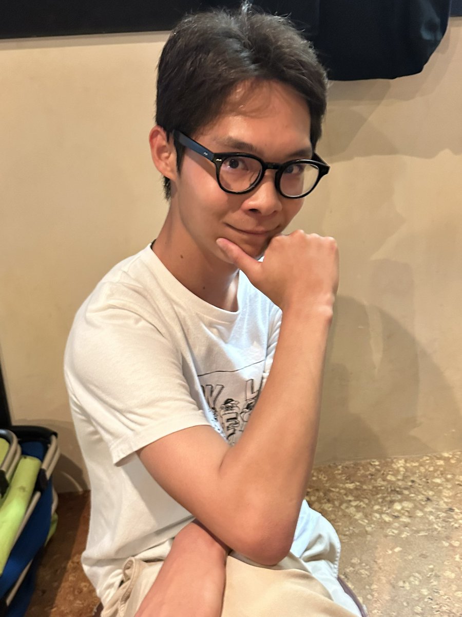 Domingo75323754's tweet photo. なんぴぃの新しい宣材写真と現在のベベ
(なんでWELのTシャツ着てんだよw) https://t.co/3hnSYsxQM5