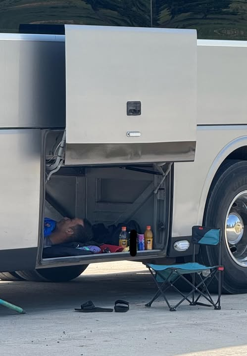 Саяхан очих үед, Seven Nuga-д амарч байгаа гарууд жолоочоо ингэж “амрааж” байна…
Гадаа +38°C-ийн халуун, шатаж байгаа асфальтан дээр автобусны тэвшин дор амарч байгаа хүн бол тэдний амь насыг гартаа үүрч яваа жолооч нь…
Холын замд жолоо барьж, бүгдийг аюулгүй тээвэрлэснийхээ