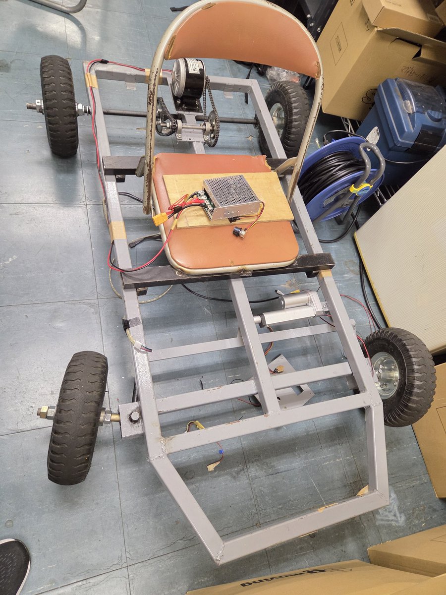 tk1robot's tweet image. ロボット技術研究会は建学祭に出展します！
写真の電気自動車の展示と説明を行います！
新しい電気自動車の展示も...？
乞うご期待！