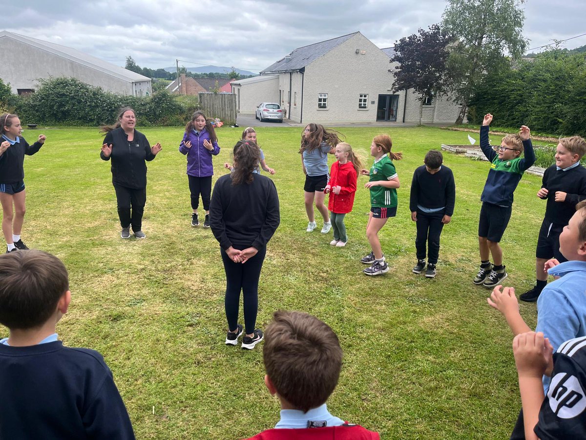 TipperarySports's tweet image. The 3rd &amp;amp; 4th class students from Lisvernane National School have completed the Slí Nádúr programme. 🌳 🌷🌼

#BeActiveTipperary #OutdoorLearning #learningthroughnature