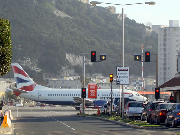 BestPhotosEver's tweet photo. El aeropuerto de Gibraltar es conocido por su pista que cruza una carretera principal ✈️

Con un kilómetro y medio de longitud, esta pista se cruza con la Av. Winston Churchill, lo que lo convierte en el único aeropuerto del mundo con esta particularidad. https://t.co/ftCvZ5wzkH