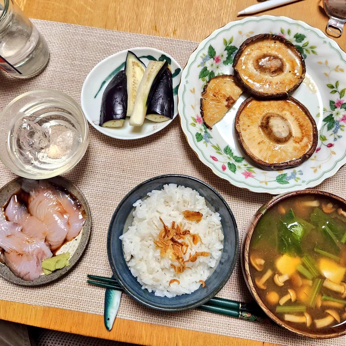 おじさんとおじいさんの晩ご飯
おじいさんが『父と暮らす』の2枚目に描いたような椎茸をまた買ってきたので
椎茸ソテー
茄子の糠漬け
松川鰈の刺身
なめこと豆腐と蕪の葉の味噌汁
日本酒少し
テーブル下すばる
おつかれさまでございます 