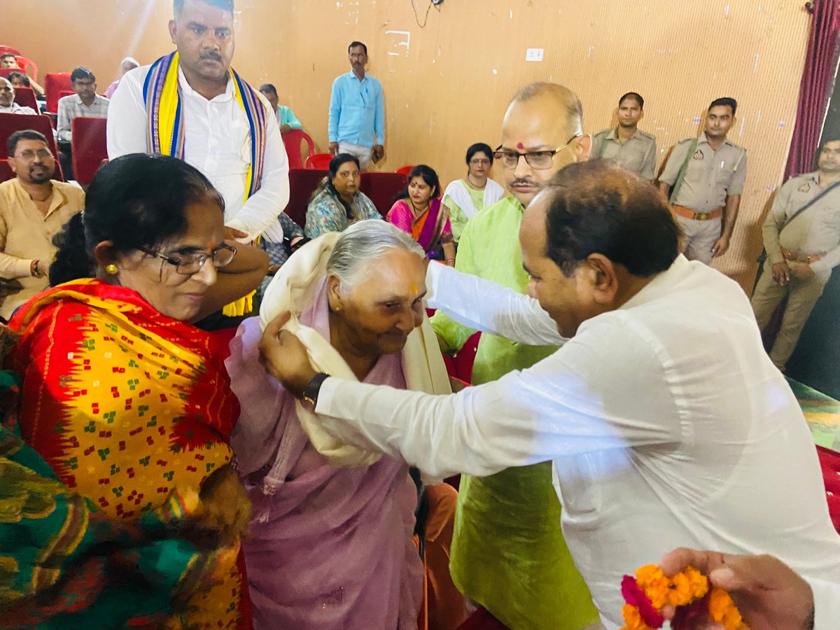 📍 भारतीय लोकतंत्र के काले अध्याय की 50वीं बरसी
25 जून, 1975 को देश पर थोपा गया आपातकाल न केवल लोकतांत्रिक मूल्यों का दमन था, बल्कि यह भारत के संविधान और नागरिक अधिकारों पर कुठाराघात भी था।
आज अपने प्रभार जनपद गोण्डा के टाउन हॉल में आयोजित गोष्ठी एवं प्रदर्शनी...(1)