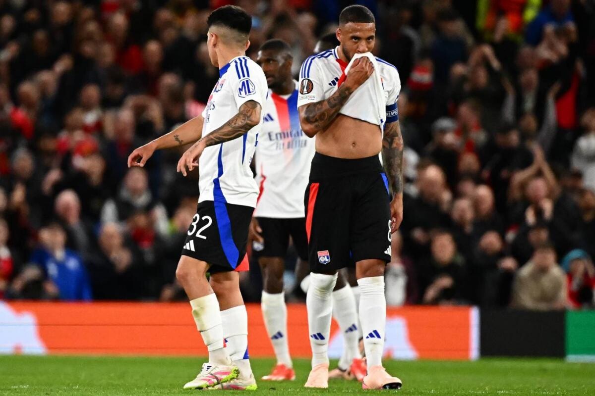 INFO L'ÉQUIPE. L'OL doit signer avec l'UEFA un «accord négocié» prévoyant des sanctions pour être autorisé à jouer la Ligue Europa. Mais s'il est définitivement rétrogradé en Ligue 2, ce «deal» ne tient plus et il risque l'exclusion des coupes d'Europe.
➡️ l.lequipe.fr/vCn