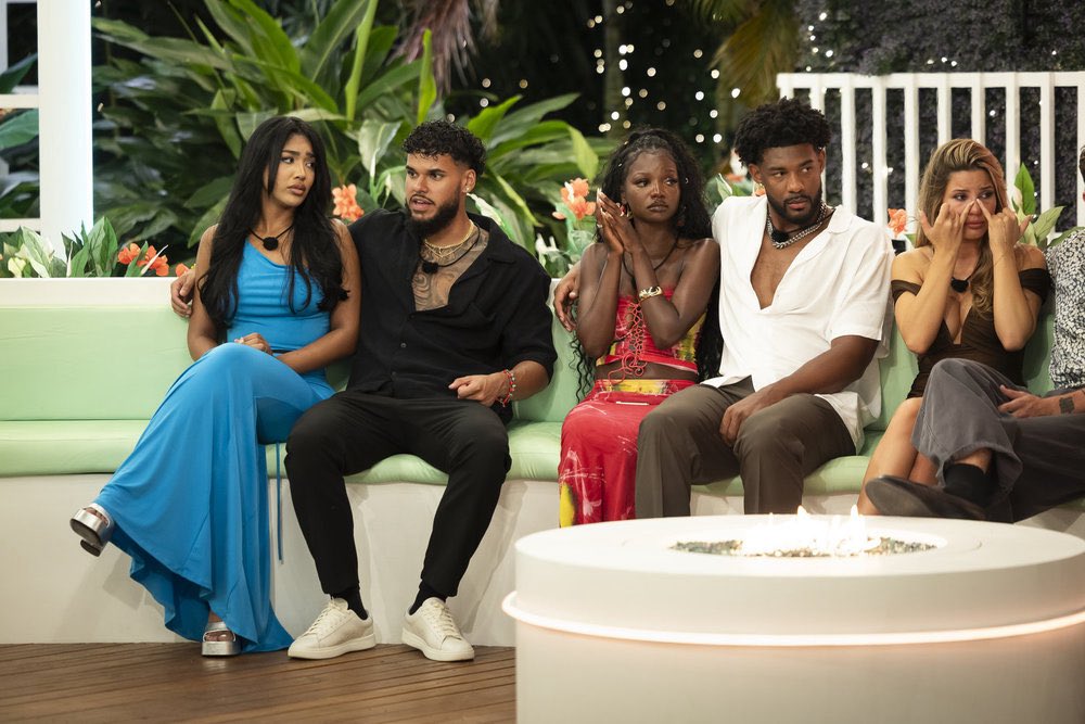 Realitea_TvJunk's tweet photo. These girls have suffered 😭 back in my day OG girls got to go to casa be grafted and pampered my multiple men trying to get a spot back in the villa. They had the OGs trying to convince bombshells to pick THEM or worry about going home?? Just sick man #Loveislandusa https://t.co/rDBFSZzyan