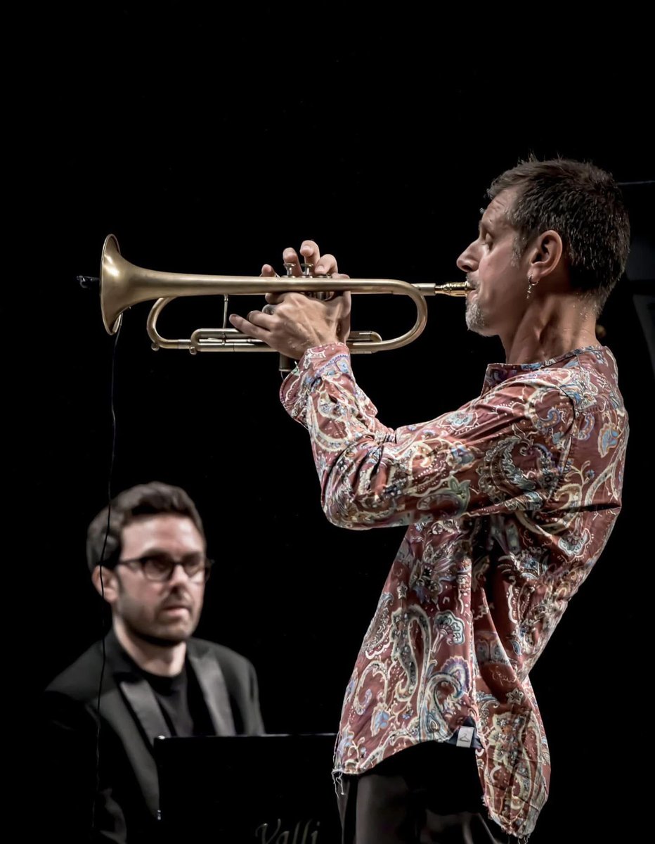 𝐍a𝐩u𝐥e è, 𝐉e s𝐨’ p𝐚z𝐳o, 𝐐u𝐚n𝐧o c𝐡i𝐨v𝐞...
Tutti abbiamo cantato almeno una volta #PinoDaniele nella nostra vita. E questa sera Fabrizio Bosso e Julian Oliver Mazzariello ci racconteranno con la poesia della loro musica l'anima del grande artista napoletano.