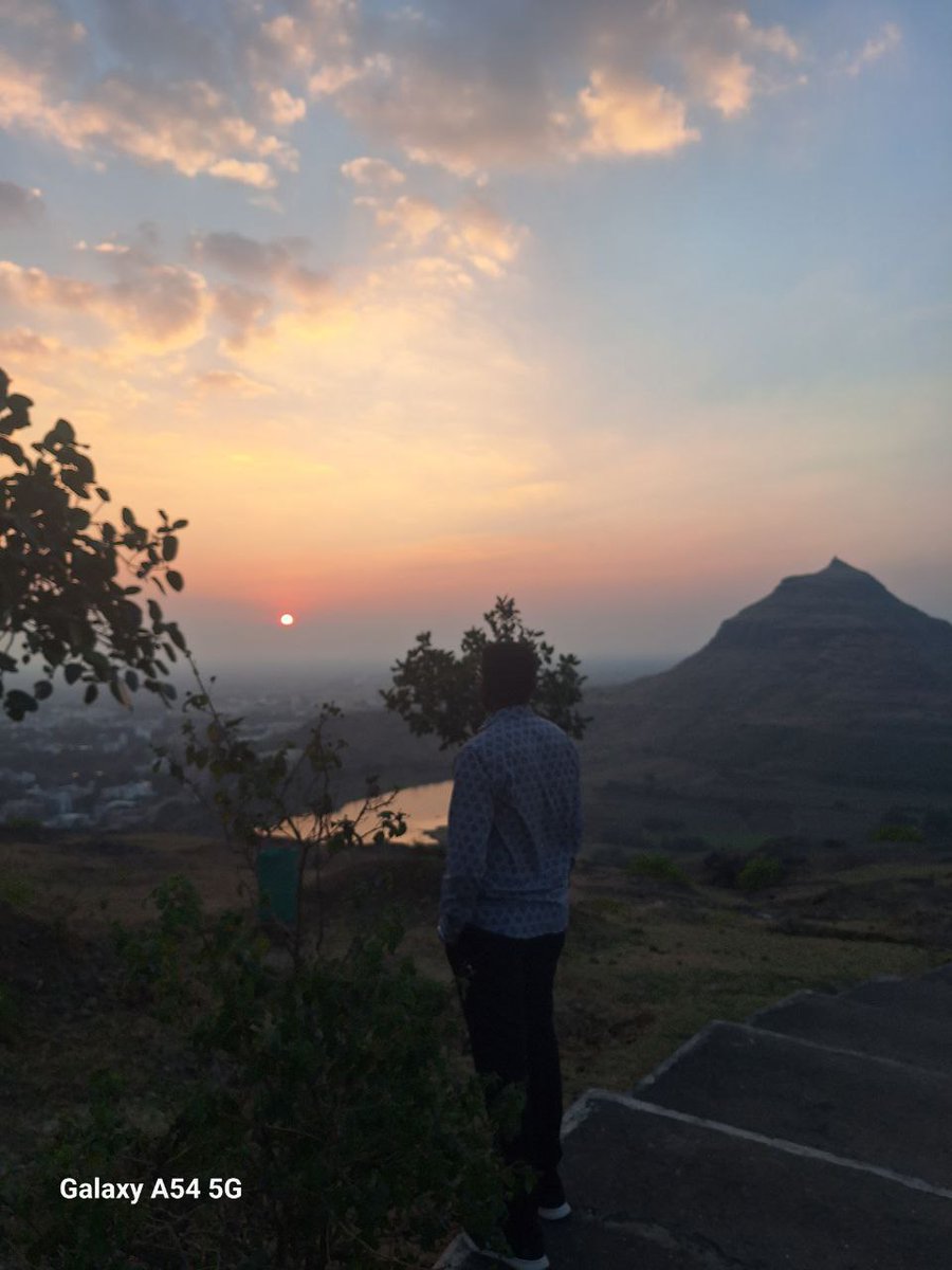 Krushnapawar94's tweet photo. "सह्याद्री शिकवतो – उंची गाठायची असेल तर खोल मुळं हवीत. संकटं कितीही आली तरी डोंगरासारखं ठाम उभं राहा!"
#Sahyadri #Inspiration #MountainMindset #मराठी_ट्विट https://t.co/bPlVqUfJMC