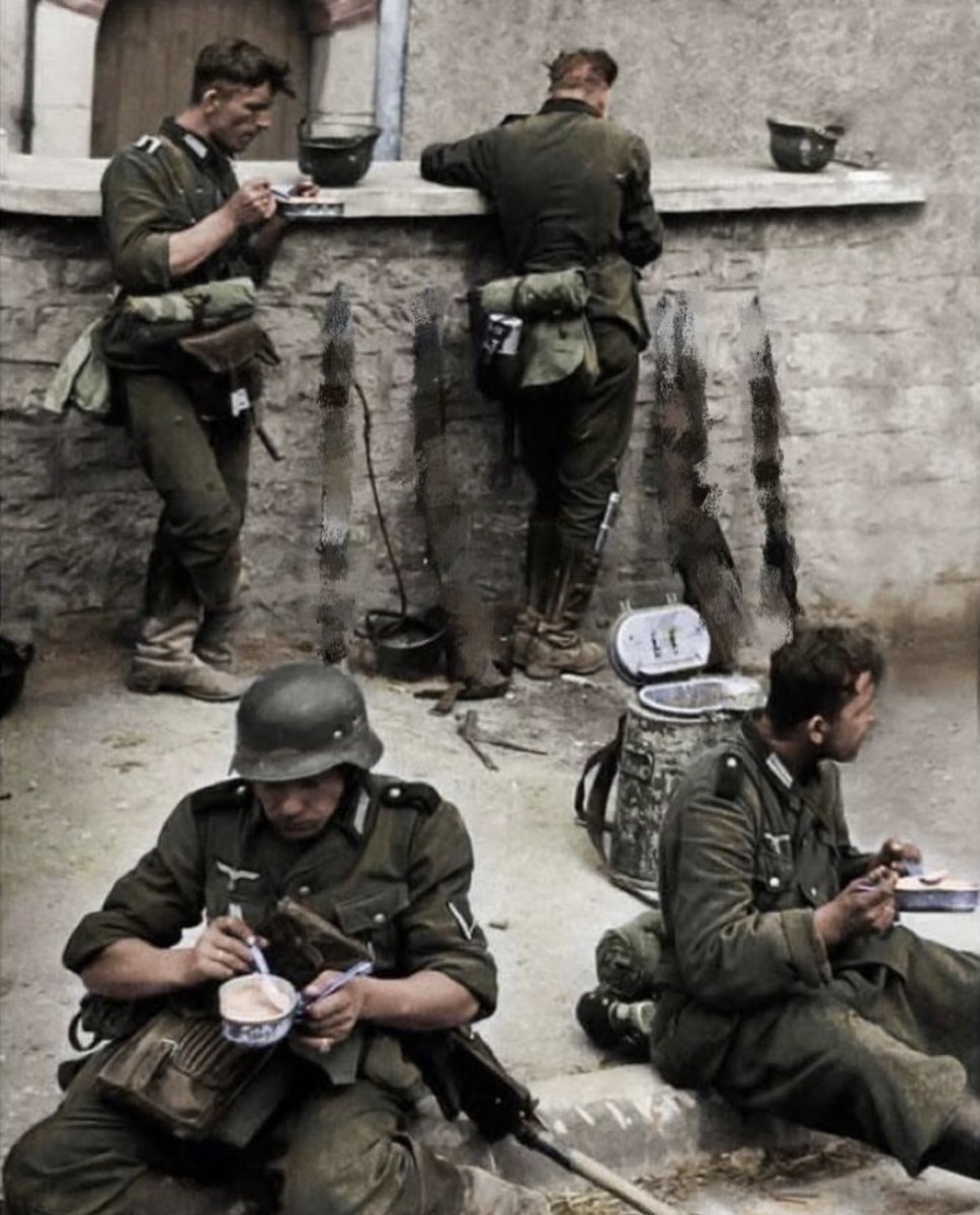 これはスープか...?シチューにも見えるが...