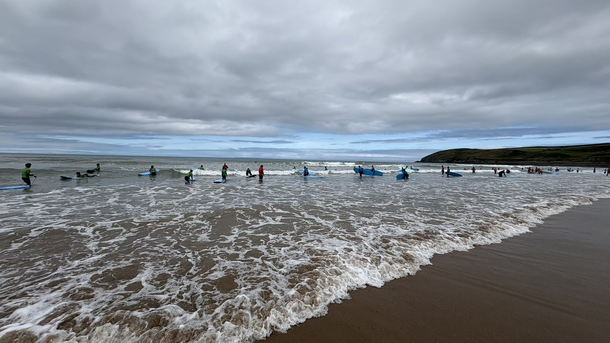 Alleyns_AW's tweet photo. Surfs up dude ! Year 8 having a totally rad day at Croyde @AlleynsSchool @_JaneLunnon #AlleynsAdventure #AlleynsYear8 #AlleynsLower 🏄‍♂️🏄‍♀️🏄🤟🤙 https://t.co/tg1mm9wr2R