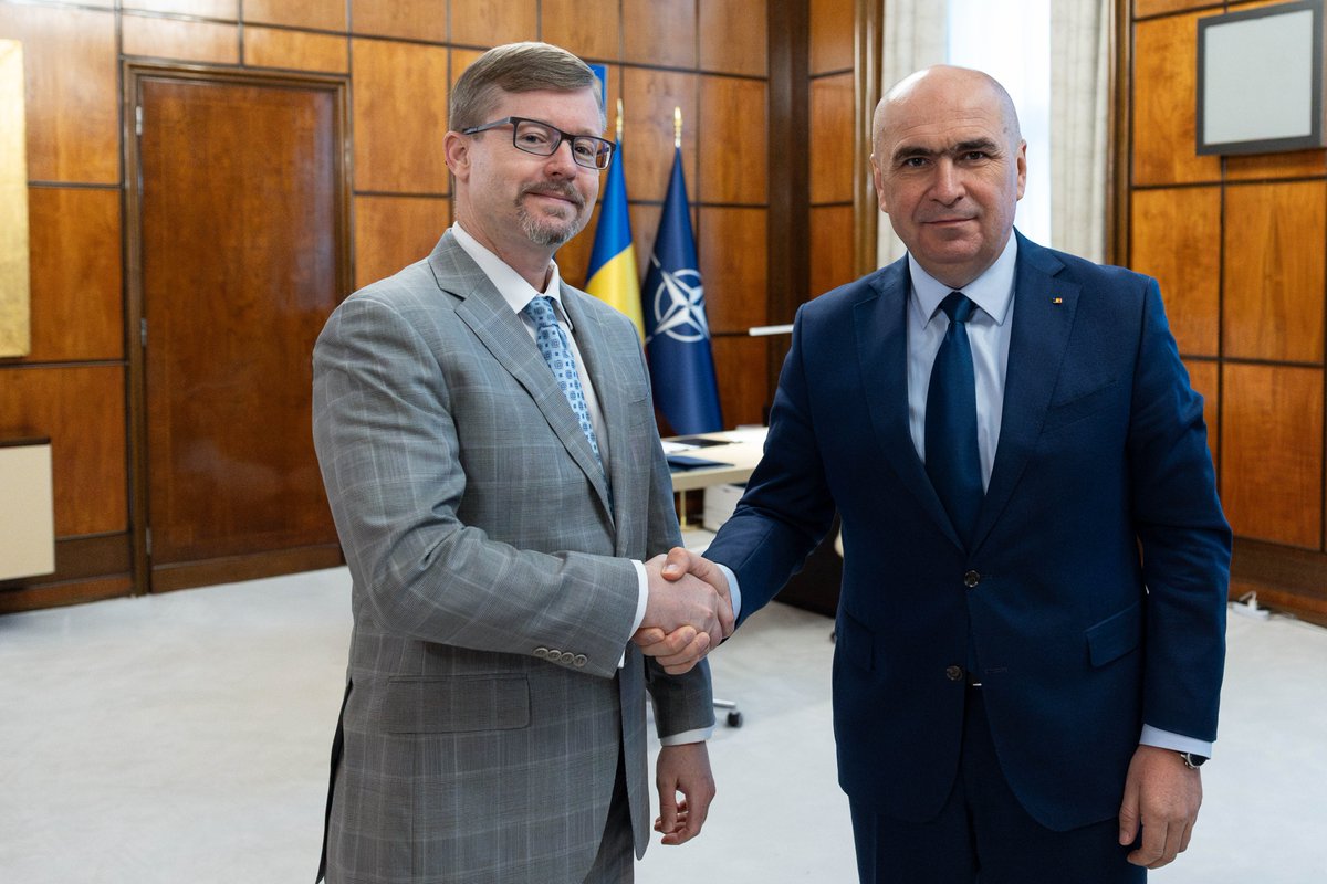 USAmbRO's tweet image. Today I met with PM Ilie @Bolojan to congratulate him on his new role and wish him success. We reaffirmed the strength of the 🇺🇸–🇷🇴 #StrategicPartnership and our shared commitment to advancing the security and prosperity of both nations.