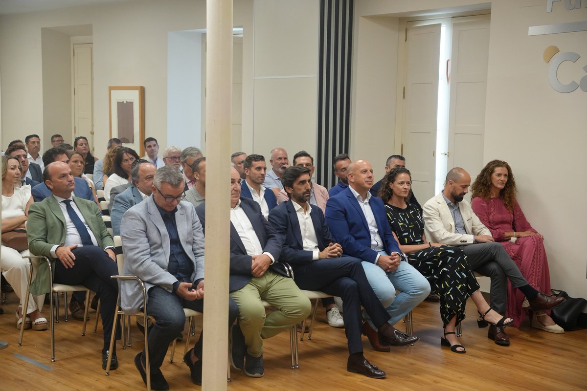 RFAF (@rfaf) on Twitter photo 🌀 𝕄𝕚𝕖́𝕣𝕔𝕠𝕝𝕖𝕤 𝕌𝕟𝕚𝕧𝕖𝕣𝕤𝕒𝕝
🏟️ Presentación de la nueva 𝑪𝒊𝒖𝒅𝒂𝒅 𝒅𝒆𝒍 𝑭𝒖́𝒕𝒃𝒐𝒍 𝑨𝒏𝒅𝒂𝒍𝒖𝒛
📸 <a href="/Cajasol/">Fundación Cajasol</a> ha acogido el acto en el que se ha dado a conocer el proyecto de la mano de Bartolomé Inglés, de la promotora #SUBA
👥 Han estado presentes 🌀 𝕄𝕚𝕖́𝕣𝕔𝕠𝕝𝕖𝕤 𝕌𝕟𝕚𝕧𝕖𝕣𝕤𝕒𝕝
🏟️ Presentación de la nueva 𝑪𝒊𝒖𝒅𝒂𝒅 𝒅𝒆𝒍 𝑭𝒖́𝒕𝒃𝒐𝒍 𝑨𝒏𝒅𝒂𝒍𝒖𝒛
📸 <a href="/Cajasol/">Fundación Cajasol</a> ha acogido el acto en el que se ha dado a conocer el proyecto de la mano de Bartolomé Inglés, de la promotora #SUBA
👥 Han estado presentes