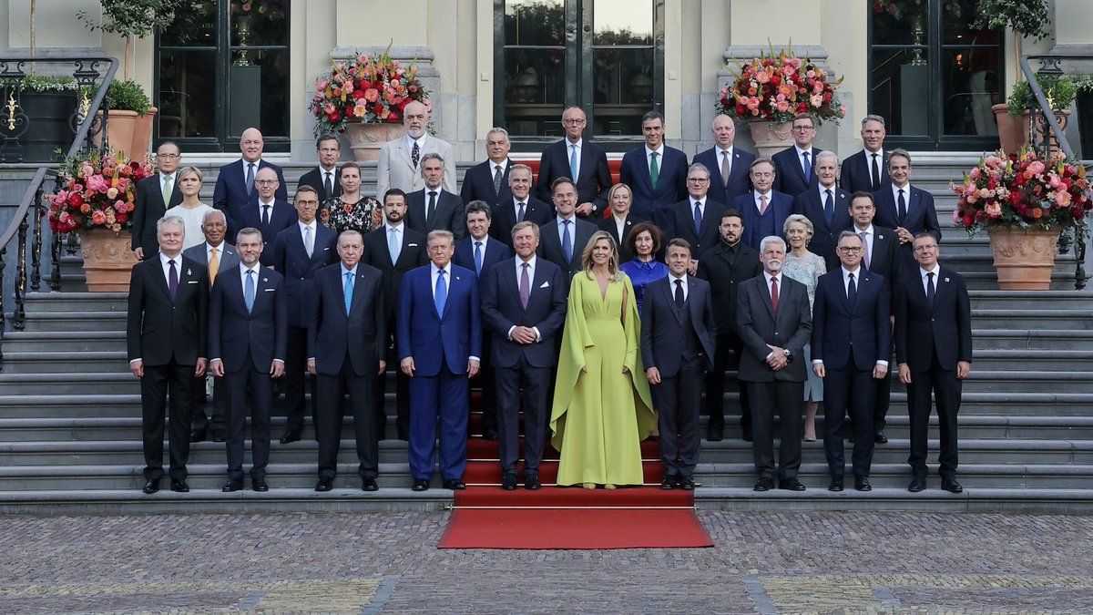Mycupsofcoffee's tweet image. President Trump of the US and queen Maxima of the Netherlands gave a big support to Ukraine on the NATO summit in The Haque, by depicting the Ukrainian flag 🇺🇦