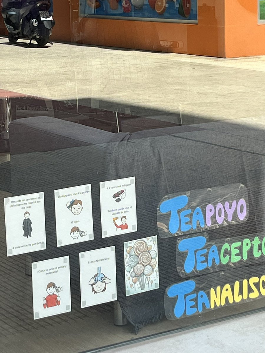 Dejadme que le de publicidad, me parece maravilloso su escaparate, ojalá más así.