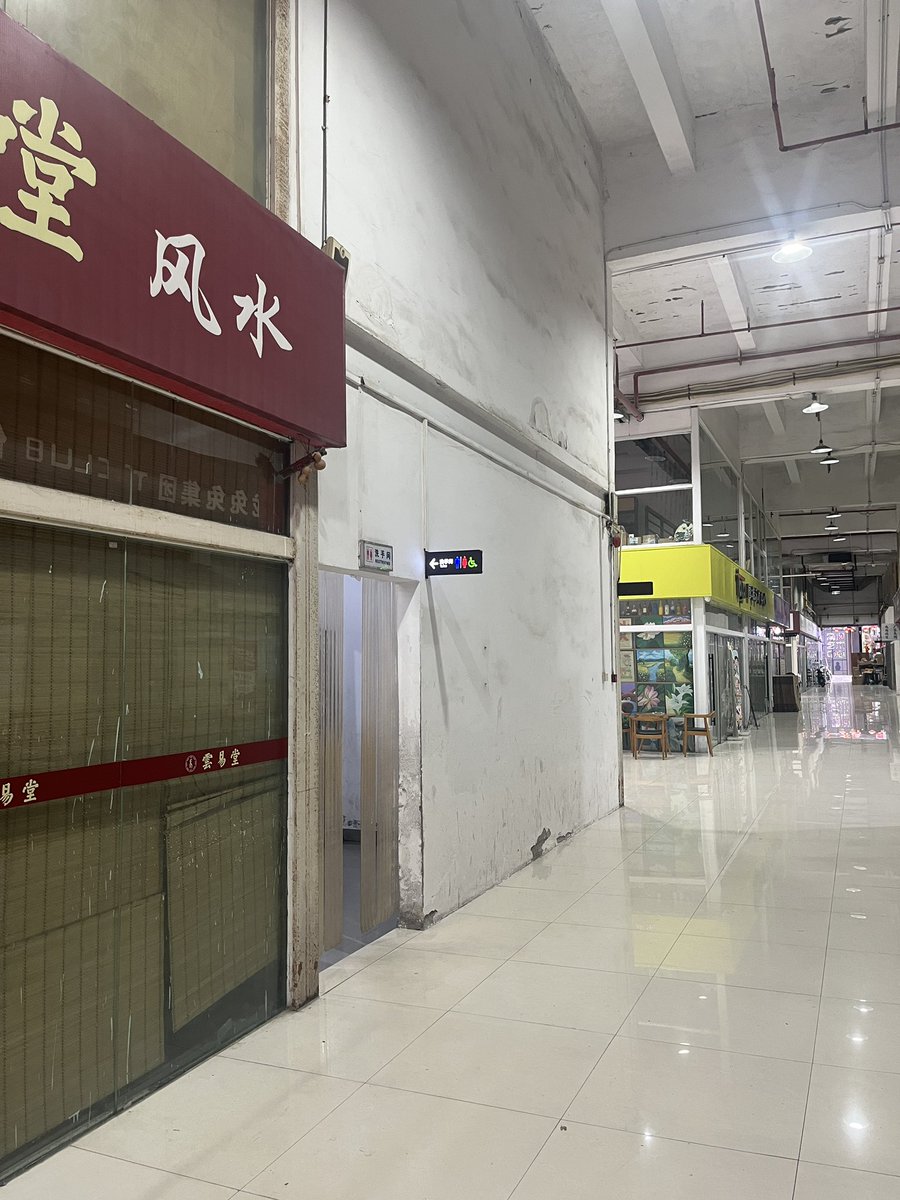 在鸟洞吃了两次鸡巴都以失败告终☹️
蹲/跪久了大腿会酸，而且广东天气太热了，一下子就大汗淋漓，太影响发挥，还是在空调房里吃鸡巴比较享受🤣