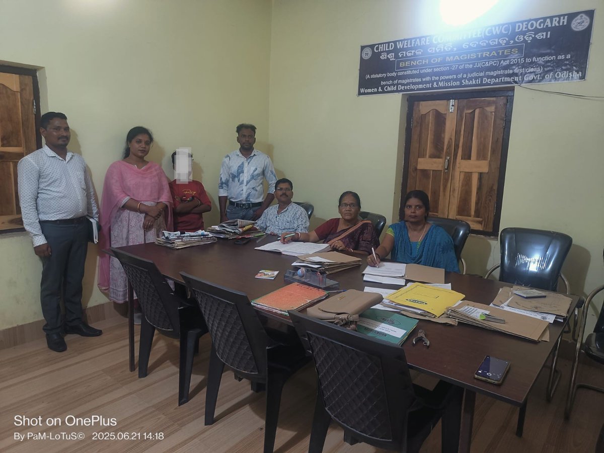 LabourOdisha's tweet photo. ଦେବଗଡ଼ ଜିଲ୍ଲା ରିଆମାଲ ବ୍ଲକର ବିଭିନ୍ନ ପ୍ରତିଷ୍ଠାନମାନଙ୍କରେ ଶ୍ରମ କାର୍ଯ୍ୟାଳୟର ଅଧିକାରୀମାନଙ୍କ ଦ୍ୱାରା ଚଢ଼ାଉ କରାଯାଇ , କାର୍ଯ୍ୟରେ ନିୟୋଜିତ ଥିବା ୧ ଜଣ ଶିଶୁ ଶ୍ରମିକଙ୍କୁ ଉଦ୍ଧାର କରାଯାଇ ସି.ଡବ୍ଲୁ.ସି ସମ୍ମୁଖରେ ହାଜର କରାଯାଇଥିଲା ।
#SayNoToChildLabour #ChildRightsFirst #WorldDayAgainstChildLabour https://t.co/V0tNJppEyE