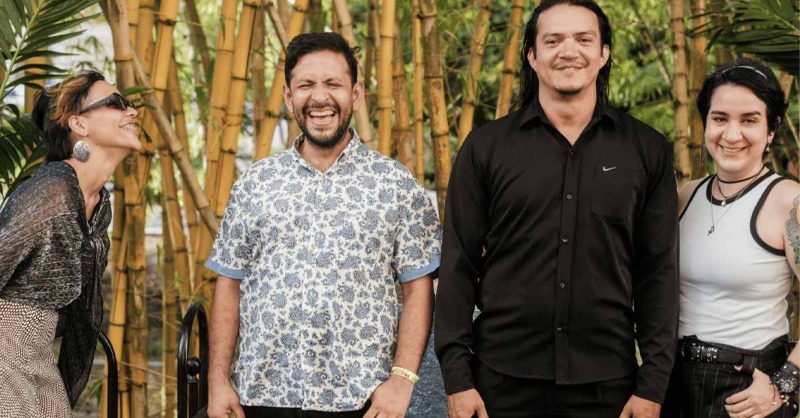 tinyurl.com/yckhyx3j - Sumérgete en el universo de Tortugas Azules, una banda que está revolucionando la música con texturas sonoras que te envuelven y un arte visual que no deja indiferente. Una experiencia completa que te hace viajar. ¡Déjate llevar por su creatividad!