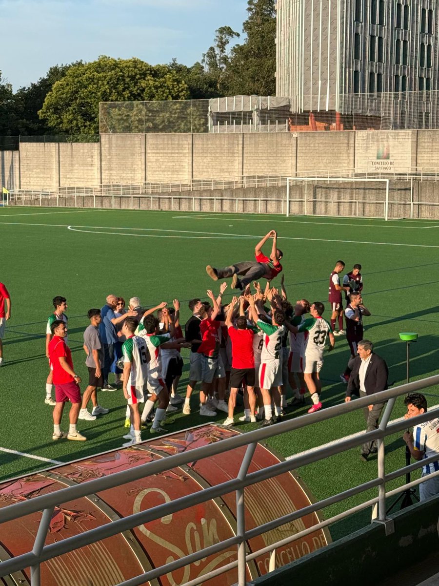 Amio_SD's tweet photo. 🏆 Campións da Copa Cidade de Santiago! 

CD Belvís 0 - 2 Amio

Os nosos modestos acadan o título de campións da Copa de Santiago nunha gran segunda metade.

🙌🏻 Parabéns a todo o equipo pola gran tempada!! 

#ForzaAmio ❤️💚 https://t.co/yGPbPUDp73