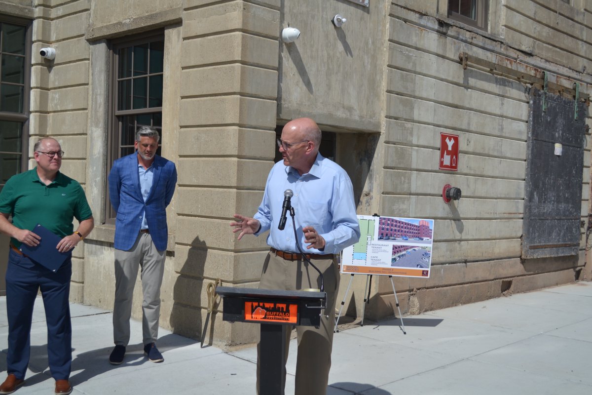TownofTonawanda's tweet image. Town Supervisor @joeemmingerr took part in Tuesday&apos;s ribbon cutting for the Wood &amp;amp; Brooks The Lofts on Kenmore Ave. Developed by the Wopperer Family, the historic Piano Key Factory features 55 apartments and a co-working space for contractors.