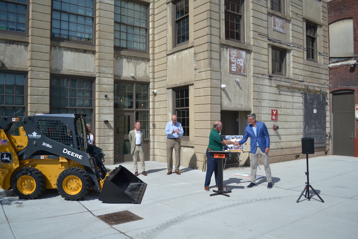 TownofTonawanda's tweet image. Town Supervisor @joeemmingerr took part in Tuesday&apos;s ribbon cutting for the Wood &amp;amp; Brooks The Lofts on Kenmore Ave. Developed by the Wopperer Family, the historic Piano Key Factory features 55 apartments and a co-working space for contractors.