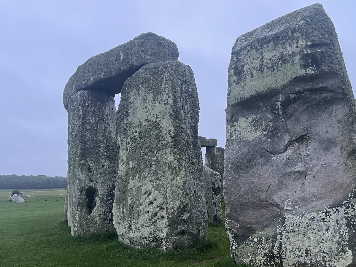 Sunrise at Stonehenge today (25th June) was at 4.53am, sunset is at 9.25pm   ☁️