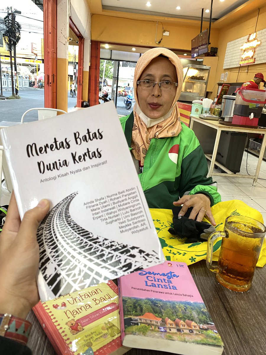 Niatnya pulang ke rumah naik ojol kan eh yang dateng ibu ibu, sepanjang jalan sambil cerita banyak hal dan dia nyeletuk “saya juga writter loh mbak” jujur kaget, terus…