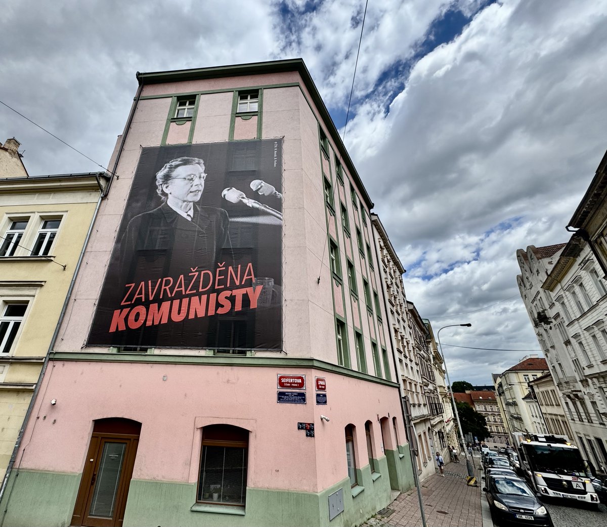 Milada Horáková
25. prosince 1901 – 27. června 1950
Dnes brzo ráno - po pěti letech - byla na radniční budovu opět instalována tahle plachta. Tohle je třeba připomínat.