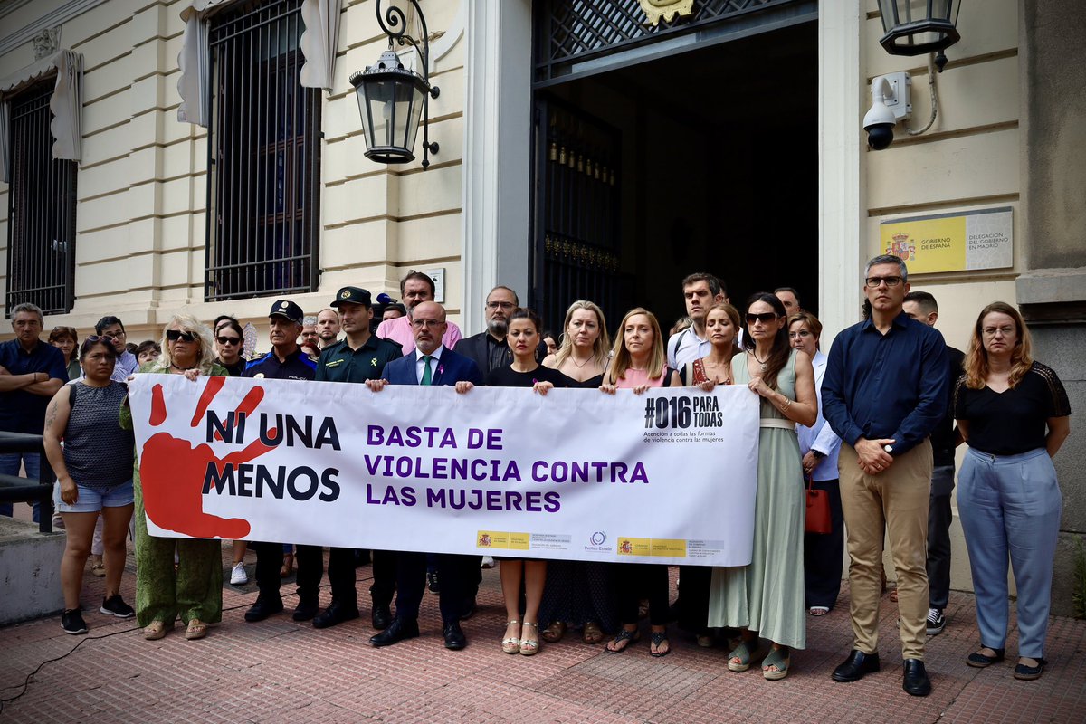 DGobiernoMadrid's tweet photo. Hoy hemos guardado un minuto de silencio en la Delegación del Gobierno en Madrid, presidido por la ministra de @JuventudInfGob Sira Rego y el delegado @franmartagui , en memoria de la mujer asesinada en Getafe por presunta violencia de género.

Ya son 16 mujeres asesinadas en lo que va de 2025. 1.310 desde 2003.

Toda nuestra solidaridad.

☎️ 016 – gratuito y confidencial, 24/7.