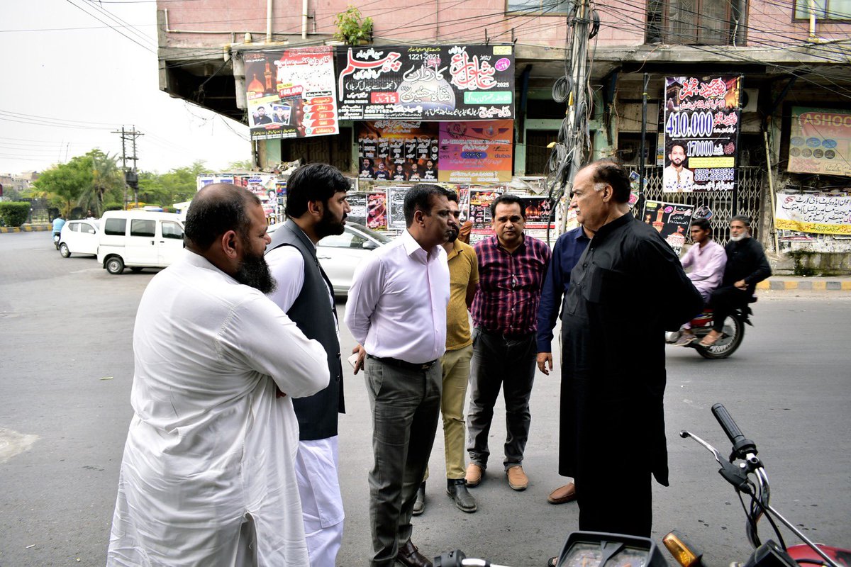 MDWasafsd's tweet photo. واٹر اینڈ سینی ٹیشن ایجنسی (واسا) فیصل آباد کے منیجنگ ڈائریکٹر سہیل قادر چیمہ نے عشرہ محرم الحرام کے پیش نظر تمام جلوسوں کے روٹس کو مکمل طور پر کلیئر کرنے اور انتظامات کو حتمی شکل دینے کے احکامات جاری کیے ہیں۔

مرکزی امام بارگاہ دھوبی گھاٹ کے دورے اور مختلف روٹس کا تفصیلی جائزہ لینے کے دوران انہوں نے ہدایت کی کہ تمام روٹس پر مین ہولز کی موجودگی اور ان کی مناسب حالت کو یقینی بنایا جائے۔ انہوں نے مزید کہا کہ جلوسوں اور مجالس کے مقامات سے منسلک سڑکوں اور روڈز کی روزانہ بنیاد پر چیکنگ کی جائے تاکہ سیوریج یا نکاسی آب کا کوئی مسئلہ درپیش نہ ہو۔

ایم ڈی واسا نے مرکزی امام بارگاہ دھوبی گھاٹ کی انتظامیہ، بشمول جعفر شاہ اور دیگر ذمہ داران سے ملاقات کی اور محرم الحرام کے دوران کیے جانے والے انتظامات پر تفصیلی تبادلہ خیال کیا۔ انہوں نے دھوبی گھاٹ گراؤنڈ کے اندر اور نڑوالا چوک پر ایک، ایک ڈی واٹرنگ سیٹ کو مکمل آپریشنل رکھنے کی ہدایت کی۔ ساتھ ہی، دھوبی گھاٹ گراؤنڈ اور مرکزی امام بارگاہ سے ملحقہ روڈ سائیڈ ڈرینز کی ڈی سلٹنگ اور صفائی یکم محرم سے قبل مکمل کرنے پر زور دیا۔

سہیل قادر چیمہ نے مرکزی امام بارگاہ کی انتظامیہ کو یقین دہانی کرائی کہ عاشورہ محرم کے دوران عزاداروں کو نکاسی آب اور صاف پینے کے پانی کی معیاری سہولیات ب sinhaفسردہ کی جائیں گی۔ اس مقصد کے لیے دھوبی گھاٹ گراؤنڈ کے باہر واٹر ٹینکرز بھی تعینات کیے جائیں گے تاکہ جلوسوں اور مجالس میں شریک عزاداروں کو صاف پینے کا پانی فراہم کیا جا سکے۔

اس موقع پر ڈپٹی منیجنگ ڈائریکٹر سروسز اکرام اللہ چوہدری، ڈائریکٹر آپریشنز مخدوم بابر، ڈپٹی ڈائریکٹر حسن مصطفیٰ، اسسٹنٹ ڈائریکٹر بابر لطیف کمبوہ سمیت دیگر افسران بھی موجود تھے۔

یہ انتظامات واسا فیصل آباد کی جانب سے عشرہ محرم الحرام کے دوران عزاداروں کی سہولت اور شہریوں کے لیے بہترین سروسز کی فراہمی کے عزم کا مظہر ہیں۔
@MaryamNSharif @GovtofPunjabPK @GovtofPakistan @DCFaisalabad @commissionerfsd @FDA_Faisalabad @FsdWasa