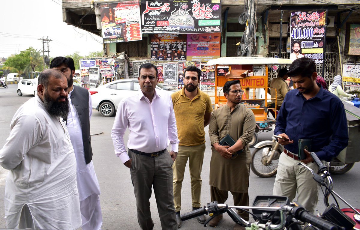MDWasafsd's tweet photo. واٹر اینڈ سینی ٹیشن ایجنسی (واسا) فیصل آباد کے منیجنگ ڈائریکٹر سہیل قادر چیمہ نے عشرہ محرم الحرام کے پیش نظر تمام جلوسوں کے روٹس کو مکمل طور پر کلیئر کرنے اور انتظامات کو حتمی شکل دینے کے احکامات جاری کیے ہیں۔

مرکزی امام بارگاہ دھوبی گھاٹ کے دورے اور مختلف روٹس کا تفصیلی جائزہ لینے کے دوران انہوں نے ہدایت کی کہ تمام روٹس پر مین ہولز کی موجودگی اور ان کی مناسب حالت کو یقینی بنایا جائے۔ انہوں نے مزید کہا کہ جلوسوں اور مجالس کے مقامات سے منسلک سڑکوں اور روڈز کی روزانہ بنیاد پر چیکنگ کی جائے تاکہ سیوریج یا نکاسی آب کا کوئی مسئلہ درپیش نہ ہو۔

ایم ڈی واسا نے مرکزی امام بارگاہ دھوبی گھاٹ کی انتظامیہ، بشمول جعفر شاہ اور دیگر ذمہ داران سے ملاقات کی اور محرم الحرام کے دوران کیے جانے والے انتظامات پر تفصیلی تبادلہ خیال کیا۔ انہوں نے دھوبی گھاٹ گراؤنڈ کے اندر اور نڑوالا چوک پر ایک، ایک ڈی واٹرنگ سیٹ کو مکمل آپریشنل رکھنے کی ہدایت کی۔ ساتھ ہی، دھوبی گھاٹ گراؤنڈ اور مرکزی امام بارگاہ سے ملحقہ روڈ سائیڈ ڈرینز کی ڈی سلٹنگ اور صفائی یکم محرم سے قبل مکمل کرنے پر زور دیا۔

سہیل قادر چیمہ نے مرکزی امام بارگاہ کی انتظامیہ کو یقین دہانی کرائی کہ عاشورہ محرم کے دوران عزاداروں کو نکاسی آب اور صاف پینے کے پانی کی معیاری سہولیات ب sinhaفسردہ کی جائیں گی۔ اس مقصد کے لیے دھوبی گھاٹ گراؤنڈ کے باہر واٹر ٹینکرز بھی تعینات کیے جائیں گے تاکہ جلوسوں اور مجالس میں شریک عزاداروں کو صاف پینے کا پانی فراہم کیا جا سکے۔

اس موقع پر ڈپٹی منیجنگ ڈائریکٹر سروسز اکرام اللہ چوہدری، ڈائریکٹر آپریشنز مخدوم بابر، ڈپٹی ڈائریکٹر حسن مصطفیٰ، اسسٹنٹ ڈائریکٹر بابر لطیف کمبوہ سمیت دیگر افسران بھی موجود تھے۔

یہ انتظامات واسا فیصل آباد کی جانب سے عشرہ محرم الحرام کے دوران عزاداروں کی سہولت اور شہریوں کے لیے بہترین سروسز کی فراہمی کے عزم کا مظہر ہیں۔
@MaryamNSharif @GovtofPunjabPK @GovtofPakistan @DCFaisalabad @commissionerfsd @FDA_Faisalabad @FsdWasa