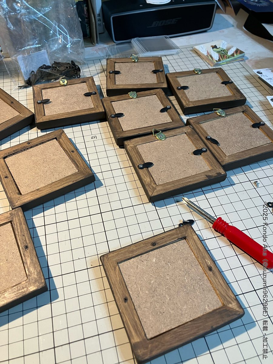 地味にこの作業が大変……個展の時の72枚額装よりは28枚なんて全然なんですけれども…