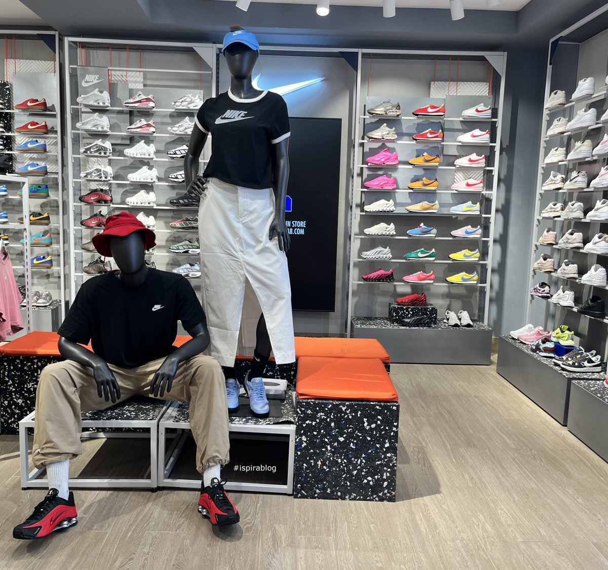 thinkretail's tweet image. AW Lab Barcelona - Summer 2025 Collections - dark blue T-shirts with beige trousers and white skirt, hats and sneakers of various colours #awlab #ispirablog urly.it/31b8ww