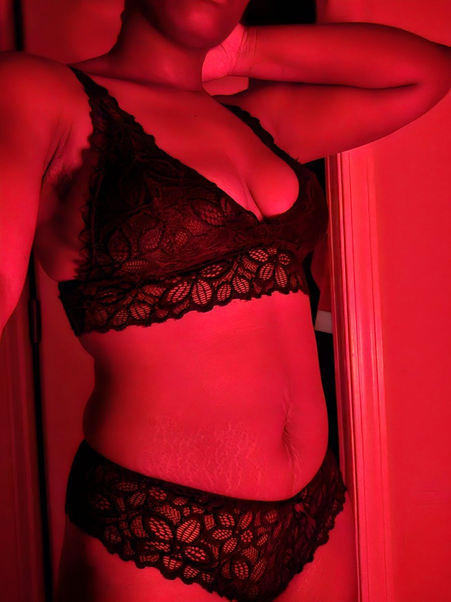 coco_brownies7's tweet photo. Red light special https://t.co/ZbD6OW13Al