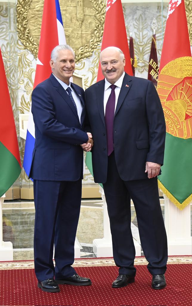 Presidencia Cuba 🇨🇺 (@presidenciacuba) on Twitter photo 🇨🇺| A pocos minutos de llegar a #Belarús, el presidente <a href="/DiazCanelB/">Miguel Díaz-Canel Bermúdez</a> fue recibido en el Palacio Presidencial por el presidente bielorruso, Aleksandr Lukashenko, quien le dio la bienvenida con un fuerte abrazo, antes de que se escucharan los himnos nacionales de ambos países.
🧵 🇨🇺| A pocos minutos de llegar a #Belarús, el presidente <a href="/DiazCanelB/">Miguel Díaz-Canel Bermúdez</a> fue recibido en el Palacio Presidencial por el presidente bielorruso, Aleksandr Lukashenko, quien le dio la bienvenida con un fuerte abrazo, antes de que se escucharan los himnos nacionales de ambos países.
🧵