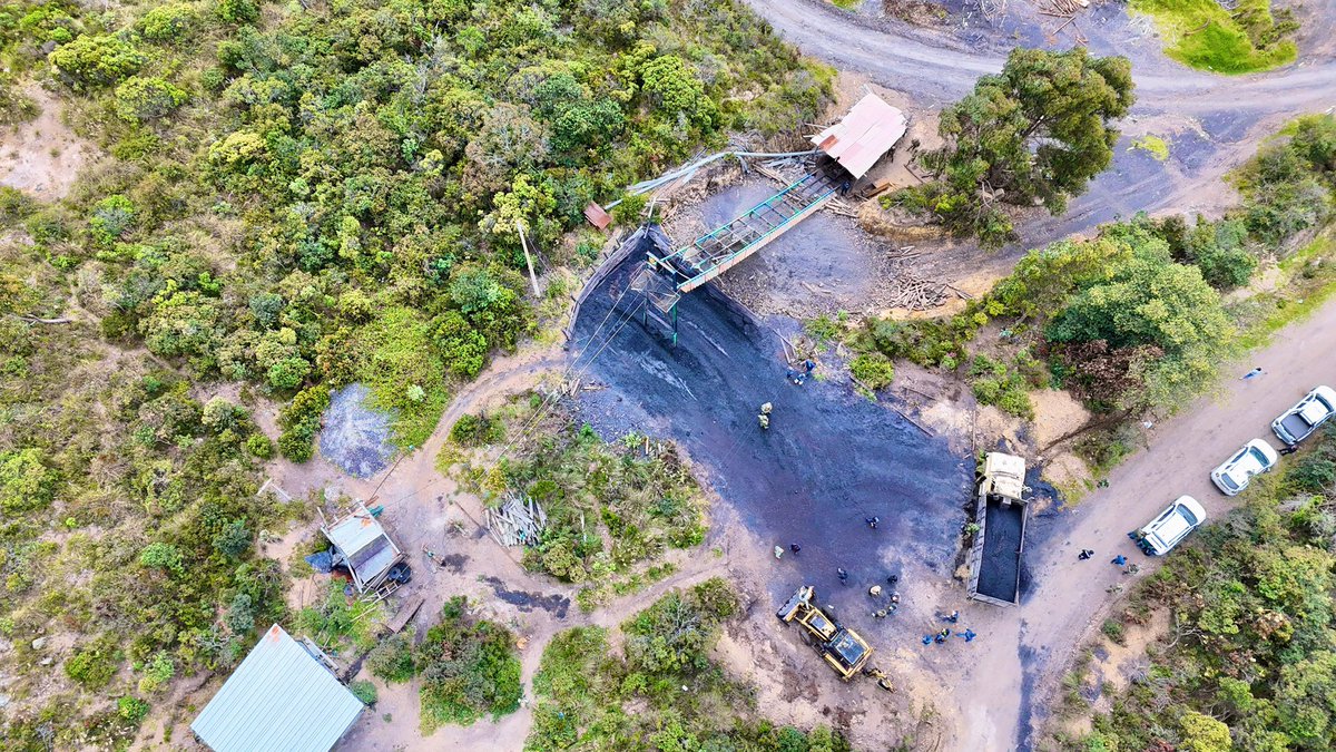 Alfred_Balle's tweet photo. ¡Frenamos la minería ilegal en Ráquira, Boyacá!

Con el apoyo de la fuerza pública, desde la @CAR_Cundi suspendimos una mina ilegal que extraía carbón sin licencia ambiental. ❌

Durante la operación identificamos serías afectaciones a los recursos suelo, flora y agua, a lo que se suma el daño al paisaje.

No permitiremos que la ilegalidad continúe generando el deterioro de nuestros ecosistemas.