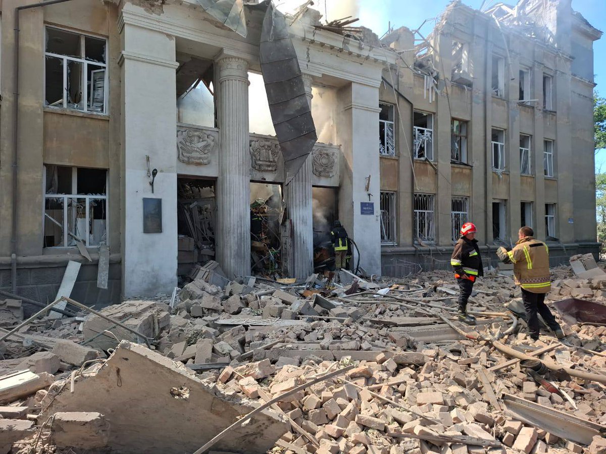 UNICEF_UA's tweet image. One day - a place of celebration for school graduation. The next day - just rubble, 3 people reported killed and more injured.

Lyceum No. 1 in Bilhorod-Dnistrovskyi was the eighth educational facility reported damaged by attacks in #Odesa oblast this week.