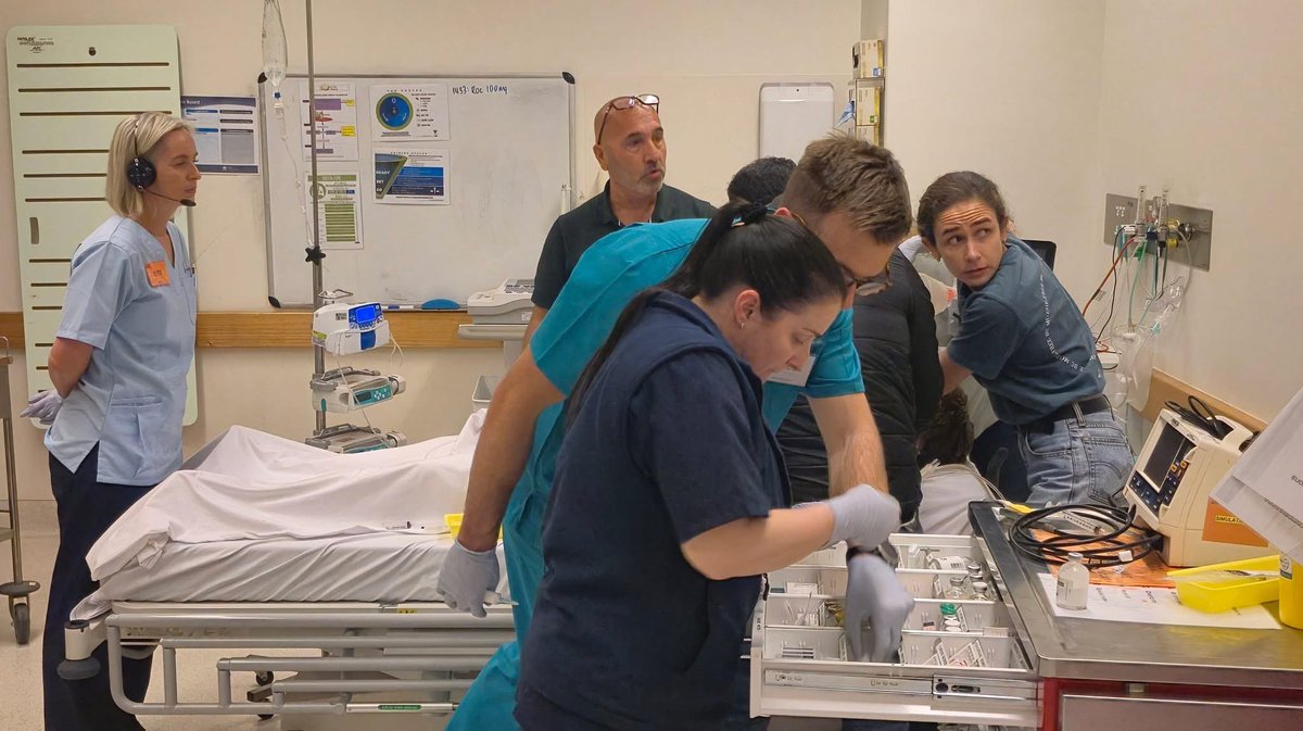 NewcastleICU's tweet photo. 💎𝗠𝗮𝘀𝘁𝗲𝗿𝗶𝗻𝗴 𝗗𝗶𝗳𝗳𝗶𝗰𝘂𝗹𝘁 𝗔𝗶𝗿𝘄𝗮𝘆𝘀 𝗶𝗻 𝗜𝗖𝗨💎 
With @NewcastleSim this week's ICU participants engaged in:
✔️Managing airway emergencies
✔️Simplifying complex decision-making
✔️Enhancing patient safety outcomes
✔️Use of cognitive aids like Vortex approach https://t.co/dwMw2CfoZq