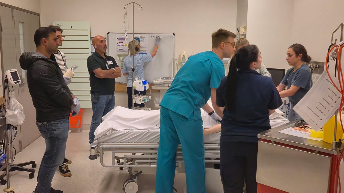 NewcastleICU's tweet photo. 💎𝗠𝗮𝘀𝘁𝗲𝗿𝗶𝗻𝗴 𝗗𝗶𝗳𝗳𝗶𝗰𝘂𝗹𝘁 𝗔𝗶𝗿𝘄𝗮𝘆𝘀 𝗶𝗻 𝗜𝗖𝗨💎 
With @NewcastleSim this week's ICU participants engaged in:
✔️Managing airway emergencies
✔️Simplifying complex decision-making
✔️Enhancing patient safety outcomes
✔️Use of cognitive aids like Vortex approach https://t.co/dwMw2CfoZq