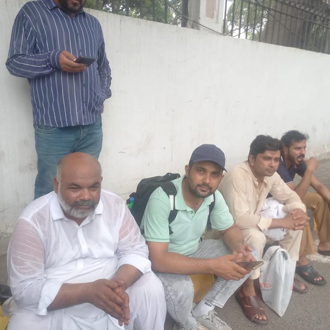 UstadSays's tweet photo. بات میں وزن ہے

#EqualPayForPunjab

حکومت پنجاب کا بجٹ میں DRA نہ دینا ایک چال ہے
تحریر محمد شہزاد انصاری
حکومتی نماٸندوں اور بیوروکریٹس نے جان بوجھ کر پنجاب کے ملازمین کو بجٹ میں DRA نہیں دیا تاکہ ملازمین بجٹ کے بعد صرفDRA  کے حصول کے لیے احتجاج کریں۔ باقی مطالبات کا ذکر نہ کریں یا باقی مطالبات پس پشت چلے جاٸیں۔ ہوا بھی ایسا ہی ہے آج احتجاج میں صرف DRA کی ڈیمانڈ کی جا رہی ہے۔ بہت سے مطالبات جو بجٹ سے پہلے ملازمین خاص کر سکول ملازمین کے ہاں زیر بحث تھے مثلاً کنوٸینس الاٶنس جو کہ 2856 روپے ہے ہاٶنس رینٹ الاٶنس 2272 اور میڈیکل الاٶنس 1500 روپے ہے مزید SSEs/AEOsکی مستقلی  ۔ ان الاٶنسز کو بڑھانے اور SSEs/AEOs کی مستقلی کی ڈیمانڈ تھی۔لیکن حکومت پنجاب نے ملازمین کو DRA نہ دے کر ان ملازمین کے احتجاج کا رخ صرف DRA کی طرف کر دیا ہے اور حکومت پنجاب اپنی چال میں کامیاب ہو گٸ ہے۔توقع ہے کہ حکومت پنجاب تمام ملازمین کو DRA دے دے گی اور اپنی نیک نامی بھی حاصل کرنے کی کوشش کرے گی۔ لیکن ملازمین کے جو اصل مطالبات ہیں وہ جوں کے توں رہیں گے۔
