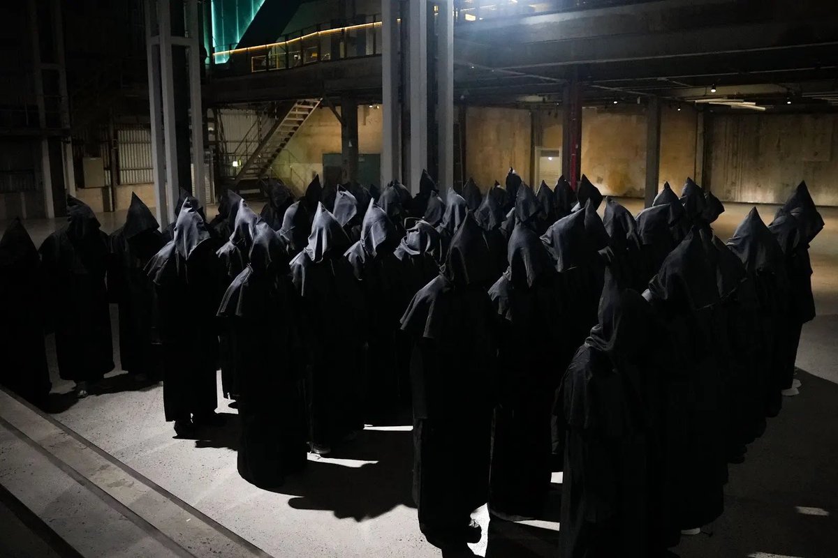 svtbillboard's tweet photo. [TREND]

THE CULT OF CHAOS HAS RETURNED 🖤👀

GOING SEVENTEEN EP.124 LATER CARATS AND WE’RE NOT OKAY 😭

Hooded figures, mystery missions, and members to find—SVT is back to shake things up like only they can!! 🥳

⏰DROP THE TAGS NOW!

GOING SEVENTEEN IS BACK
#번개처럼돌아온_2025고잉세븐틴
#GOING_SVT_2025 
@pledis_17