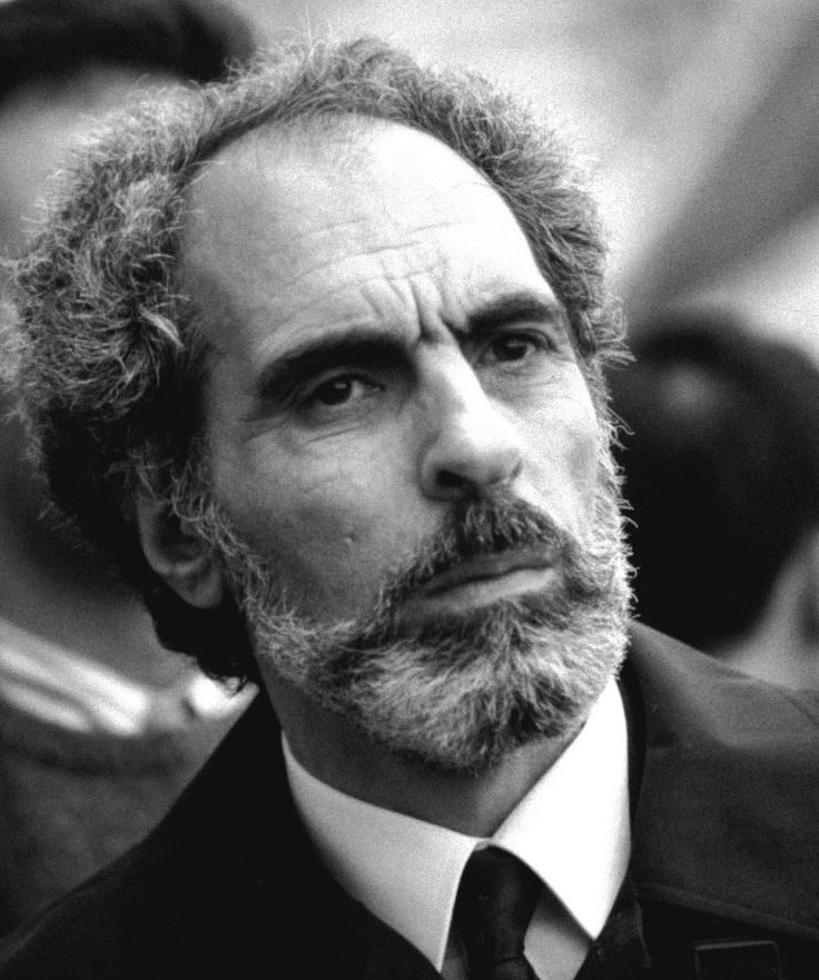 Bilsin cihan ki ben bu cihanın nesindeyim,
Bir ülkünün mehabetinin zirvesindeyim.
Dünya denen mezellete dalsın her isteyen,
Ben ırkımın şeref taşan efsanesindeyim.

Hüseyin Nihal Atsız