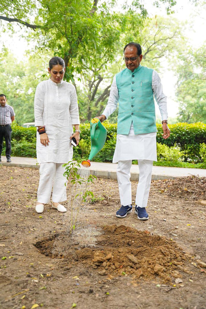 प्रतिदिन पौधरोपण के संकल्प के क्रम में आज नई दिल्ली में पौधा रोपा। 

पेड़-पौधे हमारे जीवन का अभिन्न अंग, पृथ्वी का अस्तित्व हैं और इनकी रक्षा करना हमारा दायित्व ही नहीं, कर्तव्य भी है।

आइये, हम सब धरा को सुंदर और समृद्ध बनाने में योगदान दें, पौधे लगाएं, हरियाली बढ़ाएं।