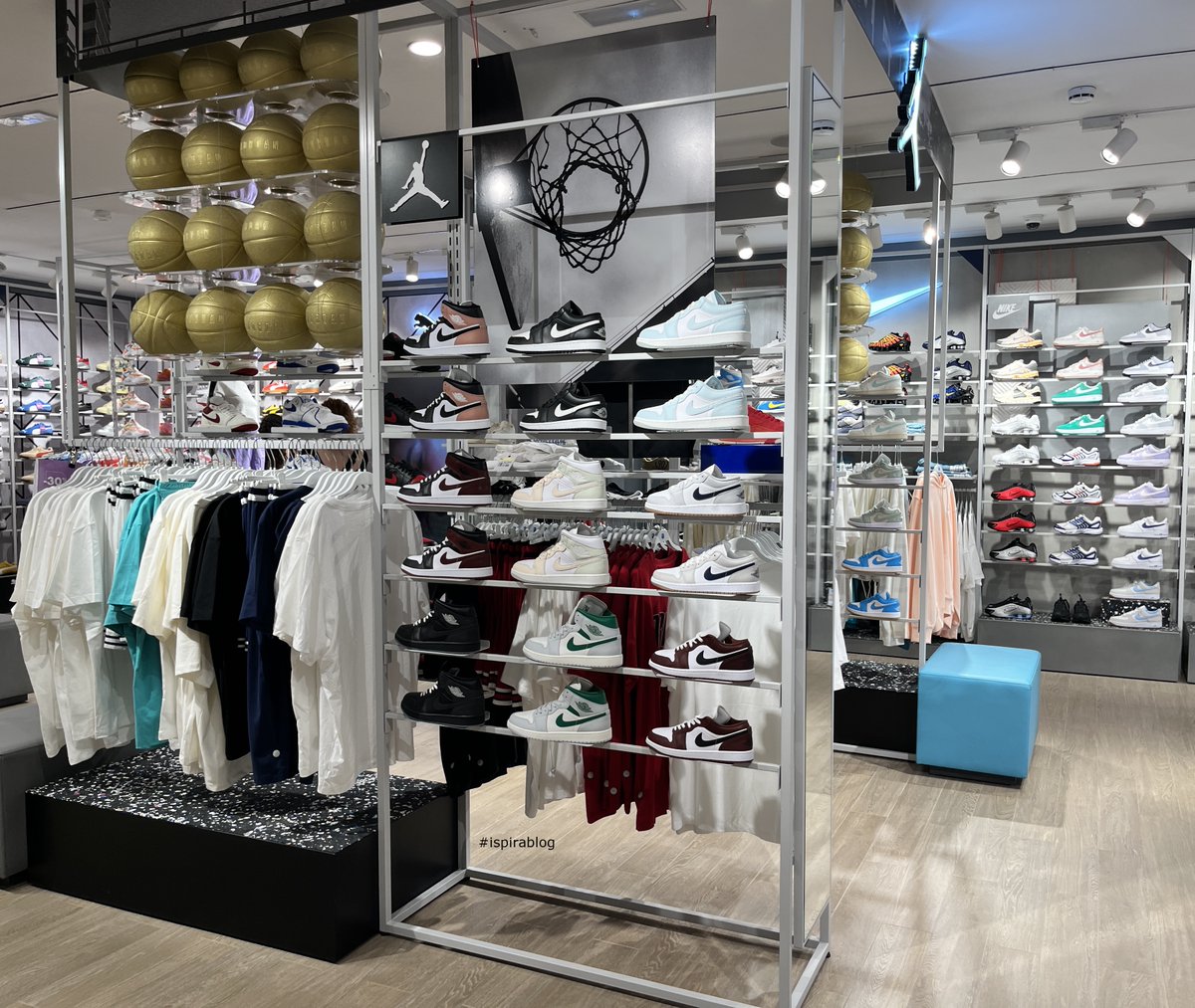 thinkretail's tweet image. AW Lab Barcelona - Summer 2025 Menswear Collection - white and blue T-shirts and shorts, with turquoise T-shirts, and sneakers of various styles #awlab #ispirablog urly.it/31b8wv